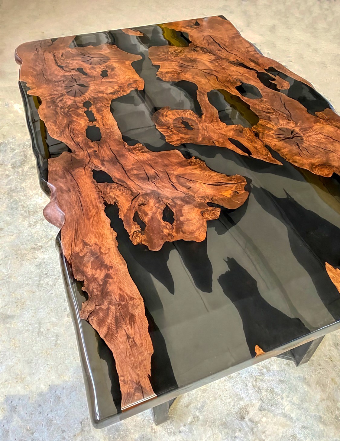 6 Seater Luxury Dining Table - Epoxy Resin & Teak Wood - Vilasaa